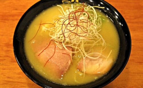 女性にも大人気。鶏の旨味が凝縮したコラーゲンたっぷりの鶏白湯らーめん『麺処 ぶらり』