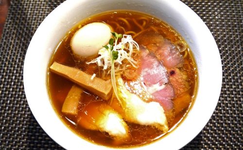 黄金スープ！数々のメディアから高い評価を受ける早稲田の学生カップルも多く並ぶ鶏の極上な一杯『らぁ麺 やまぐち』