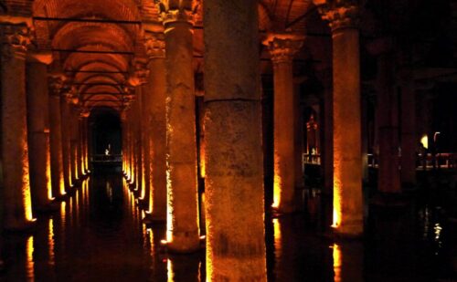 圧倒される幻想的な空間！336本大理石円柱で支えられた地下の貯水池『地下宮殿』