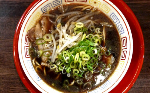 魔性の黒！京都で根強いファンを持つ黒いラーメンと黒い焼きメシを東京で頂く『新福菜館』
