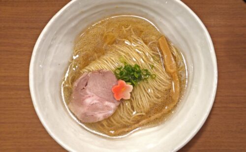スープは鯛100%！宇和島産の朝締めのアラを使用した上品な塩ラーメン『鯛塩そば 灯花』