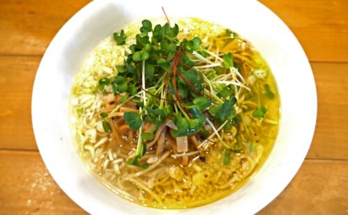 ハワイのカフェで頂く一杯！鶏と野菜そしてハーブで旨みを重ねた透明な洋風ブイヨンをイメージ『麺屋 Hulu-lu』